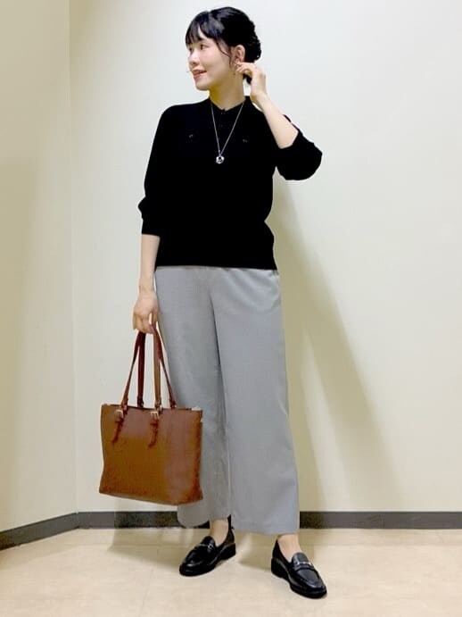 ブラック系のニット/セーター、グレー系のその他パンツ、レッド系のスカートを着用したレディースの秋コーディネートの6枚目の写真