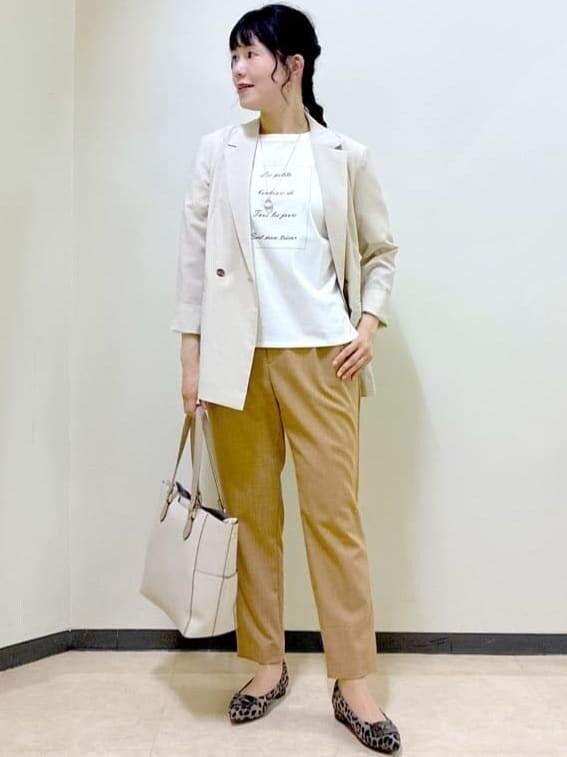 ベージュ系のテーラードジャケット、ホワイト系のTシャツ/カットソー、イエロー系のその他パンツを着用したレディースの秋コーディネートの7枚目の写真