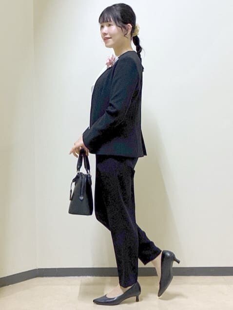 ブラック系のノーカラージャケット、ブラック系のその他パンツ、グレー系のシャツ/ブラウスを着用したレディースの冬コーディネートの2枚目の写真