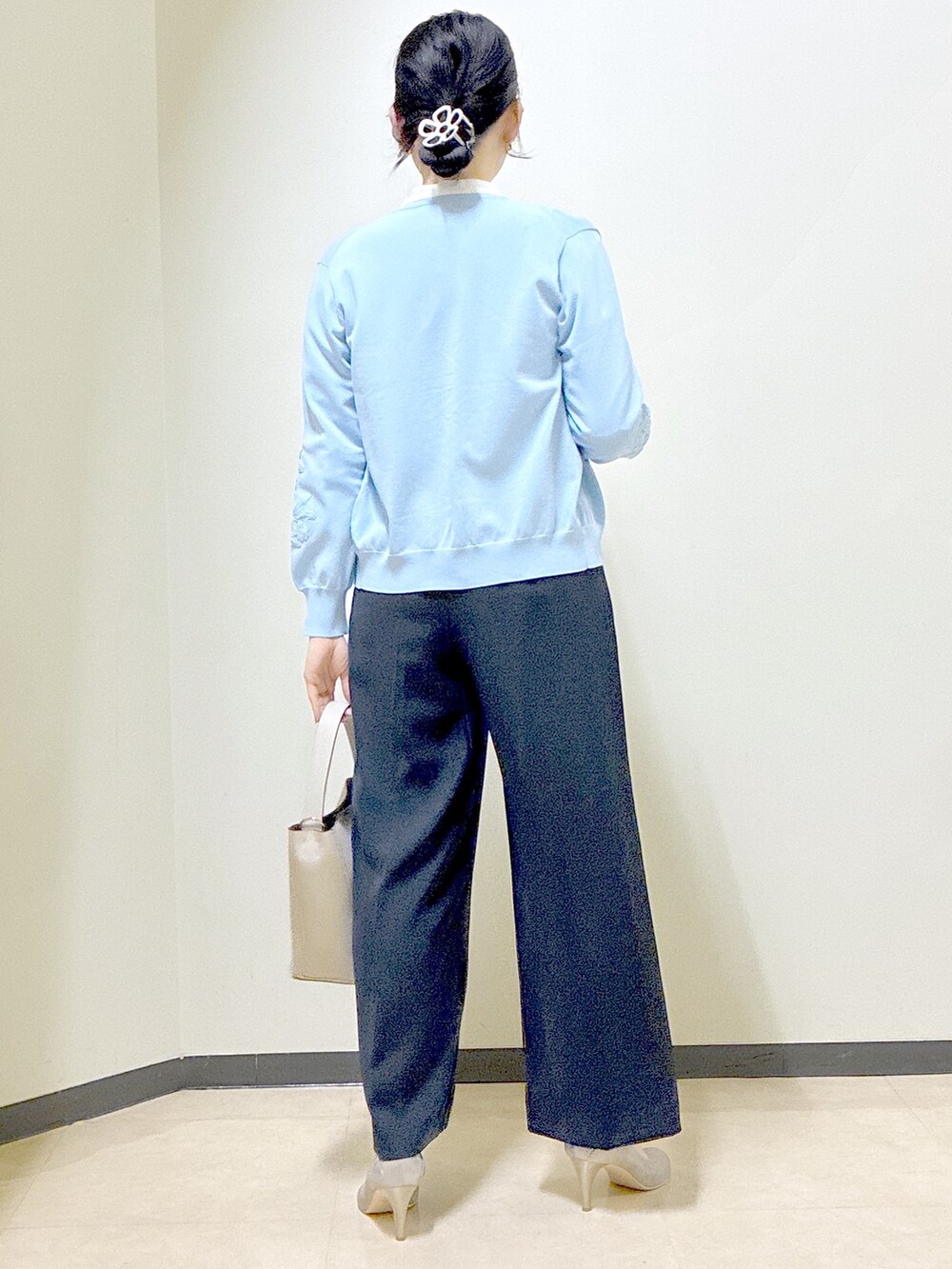 ホワイト系のシャツ/ブラウス、パープル系のカーディガン/ボレロ、ブルー系のカーディガン/ボレロを着用したレディースの春コーディネートの3枚目の写真