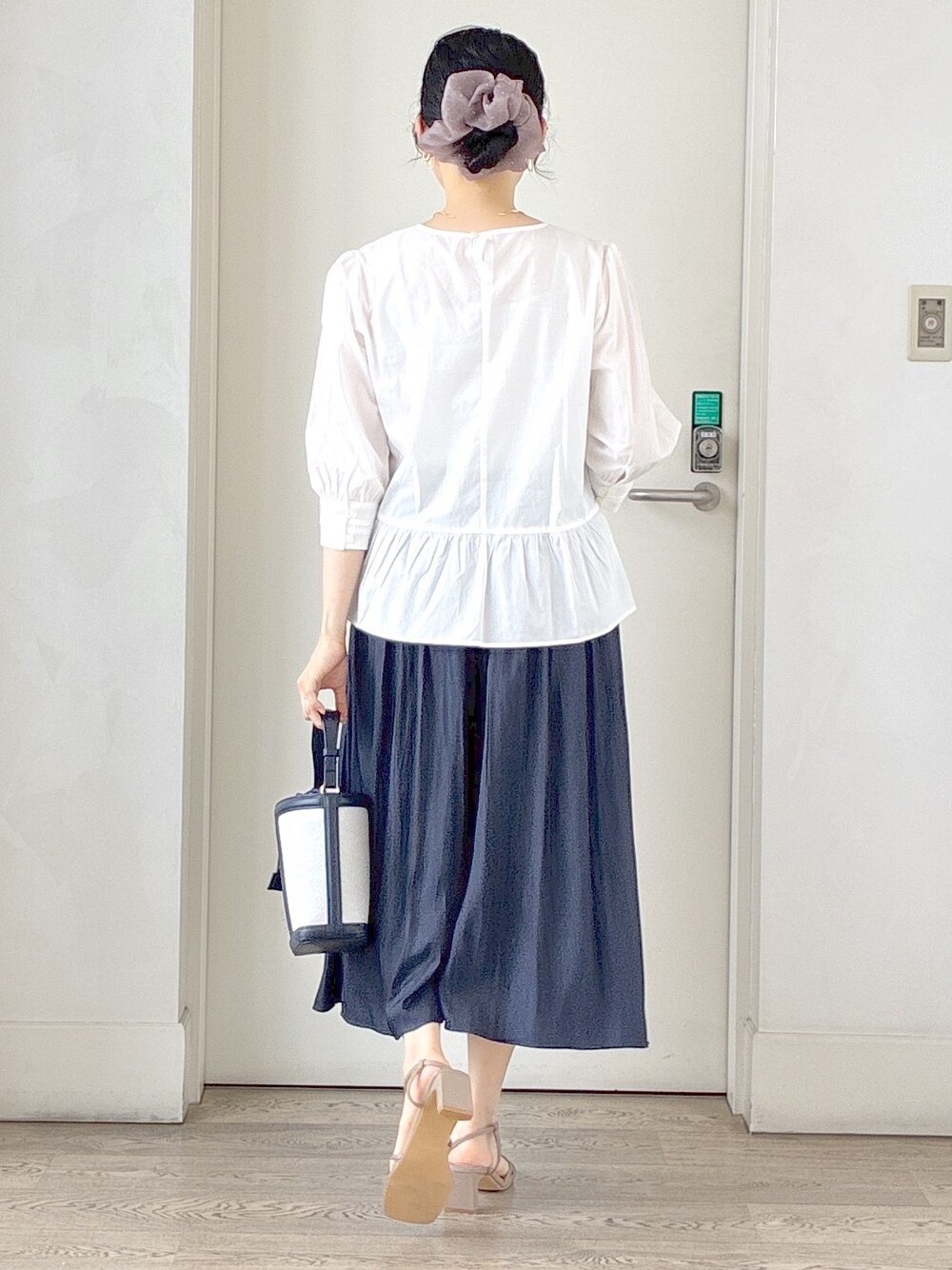 ホワイト系のシャツ/ブラウス、ブルー系のその他パンツ、ブルー系のブルゾンを着用したレディースの夏コーディネートの3枚目の写真