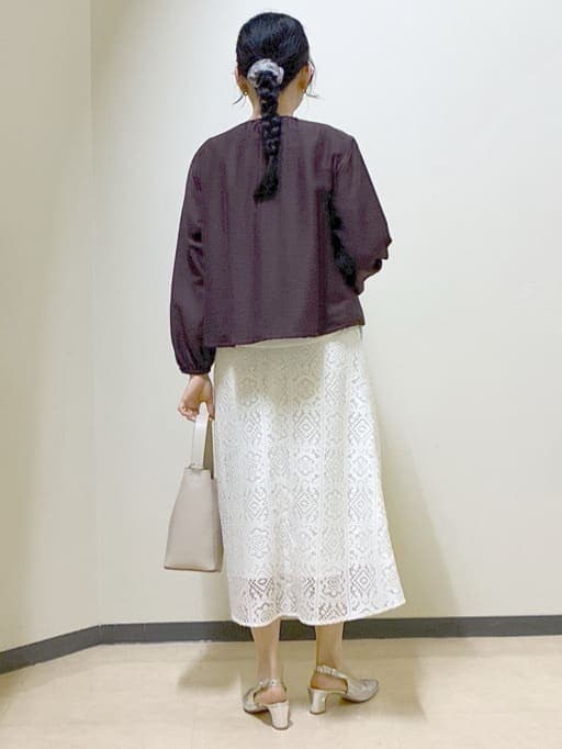 ブラウン系のブルゾン、ホワイト系のスカート、ホワイト系のTシャツ/カットソーを着用したレディースの春コーディネートの3枚目の写真