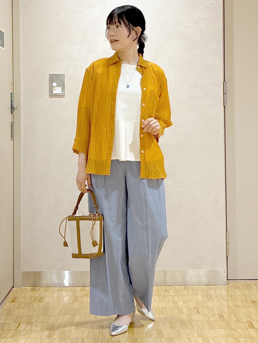 オレンジ系のシャツ/ブラウス、ホワイト系のTシャツ/カットソー、ブルー系のその他パンツを着用したレディースの夏コーディネートの9枚目の写真
