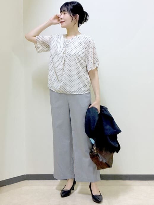 ベージュ系のシャツ/ブラウス、ブラック系のブルゾン、グレー系のその他パンツを着用したレディースの秋コーディネートの5枚目の写真