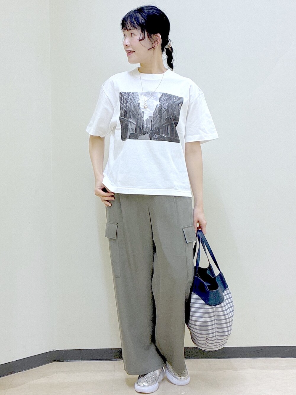 ホワイト系のTシャツ/カットソー、グリーン系のその他パンツ、ホワイト系のシャツ/ブラウスを着用したレディースの春コーディネートの6枚目の写真