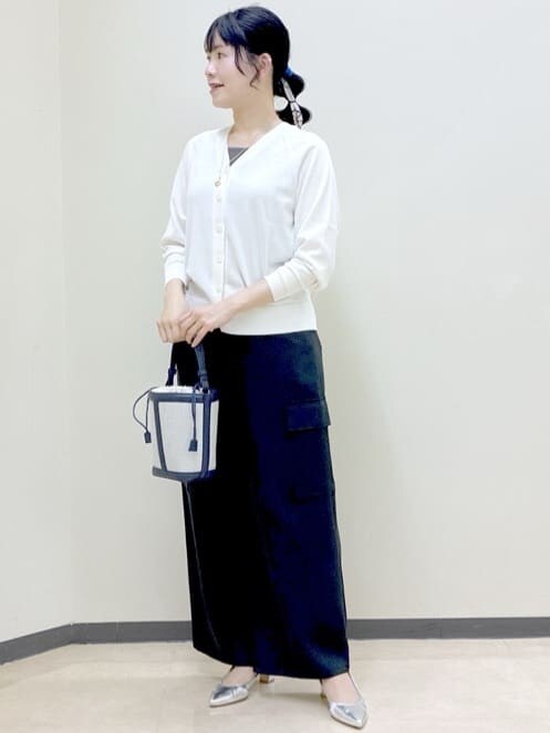 ホワイト系のカーディガン/ボレロ、グリーン系のタンクトップ、ブラック系のその他パンツを着用したレディースの春コーディネートの6枚目の写真