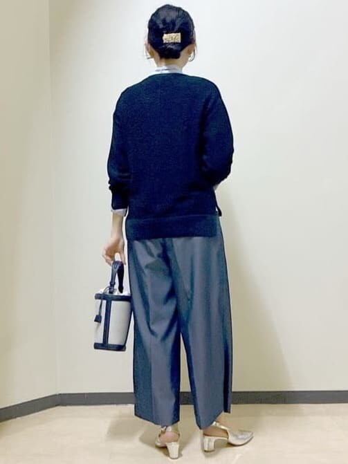 ブラック系のニット/セーター、ブルー系のシャツ/ブラウス、ブルー系のその他パンツを着用したレディースの冬コーディネートの3枚目の写真