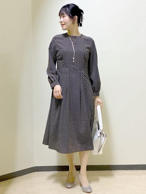 ベージュ系のワンピース、グリーン系のカーディガン/ボレロ、ホワイト系のトートバッグを着用したレディースの春コーディネートの9枚目の写真