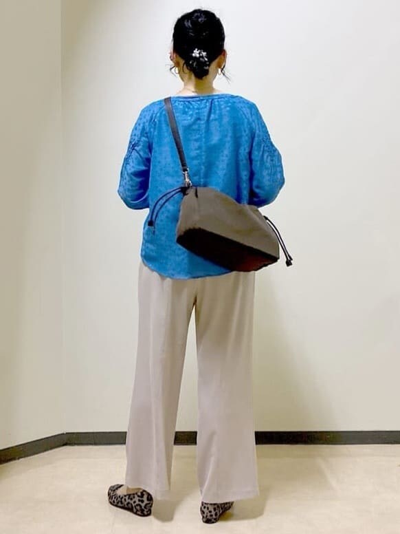 ブルー系のシャツ/ブラウス、ベージュ系のその他パンツ、ブラウン系のショルダーバッグを着用したレディースの秋コーディネートの3枚目の写真