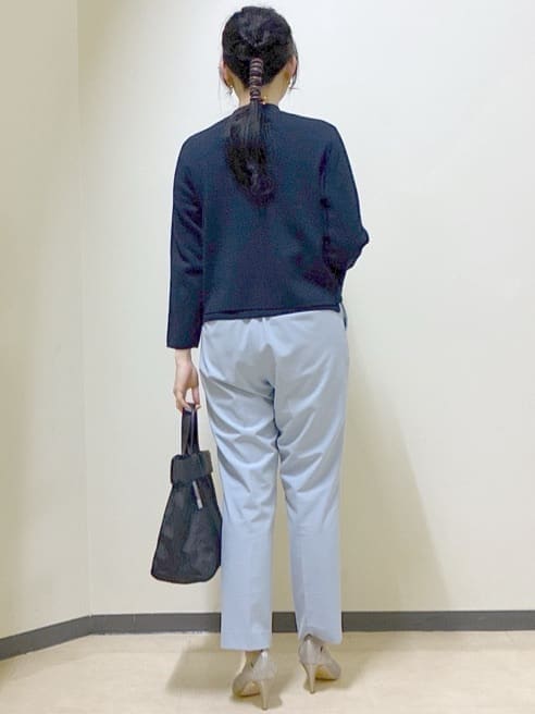 ブルー系のカーディガン/ボレロ、ブルー系のニット/セーター、ブルー系のシャツ/ブラウスを着用したレディースの春コーディネートの4枚目の写真