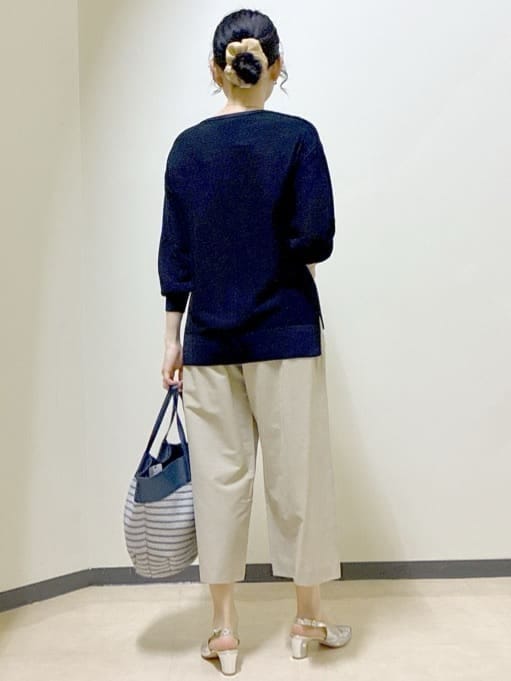 ベージュ系のその他パンツ、ブラック系のニット/セーター、ブルー系のトートバッグを着用したレディースの春コーディネートの3枚目の写真