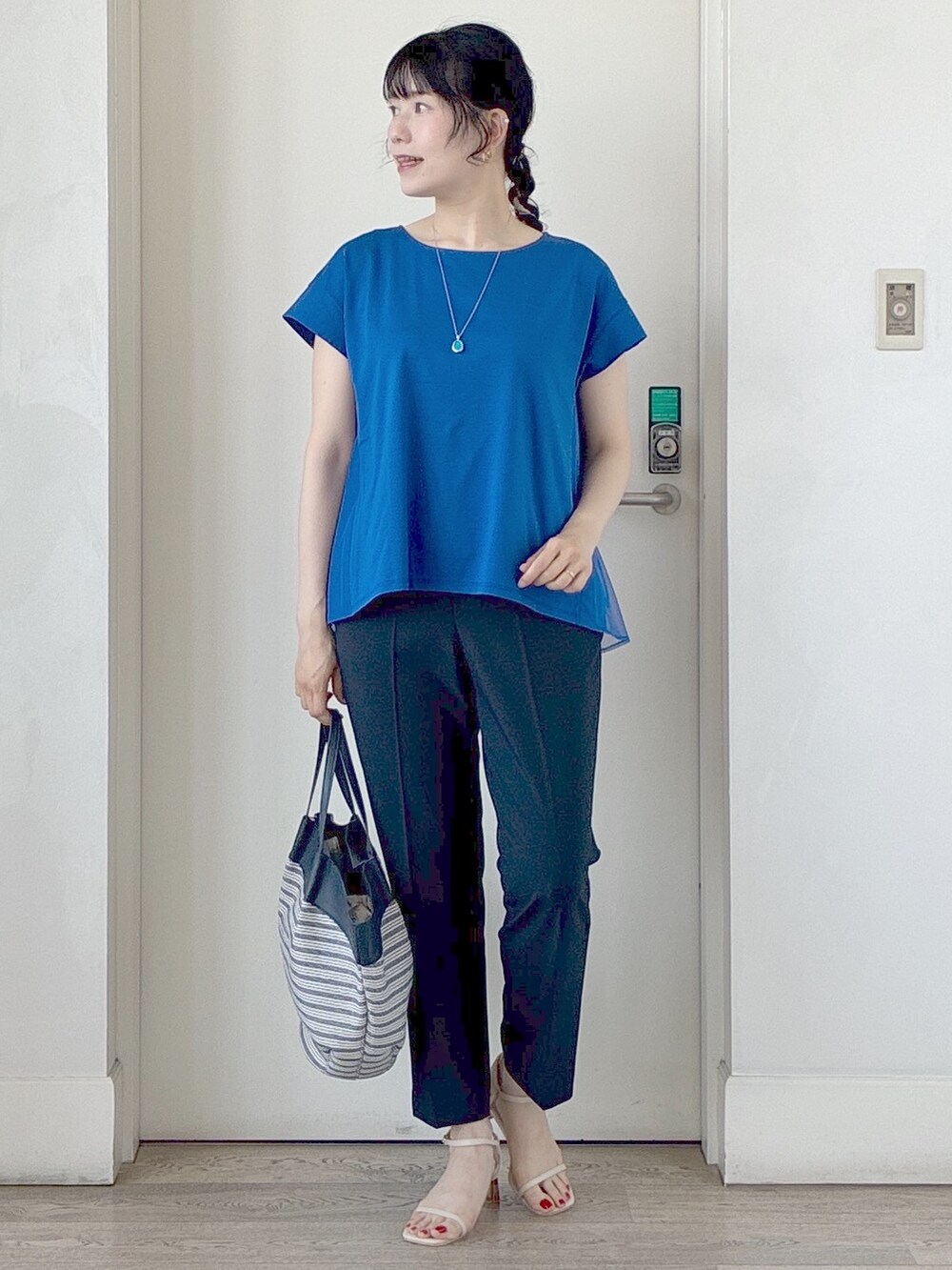 ブルー系のチュニック、ブルー系のその他パンツ、ホワイト系のカーディガン/ボレロを着用したレディースの夏コーディネートの10枚目の写真