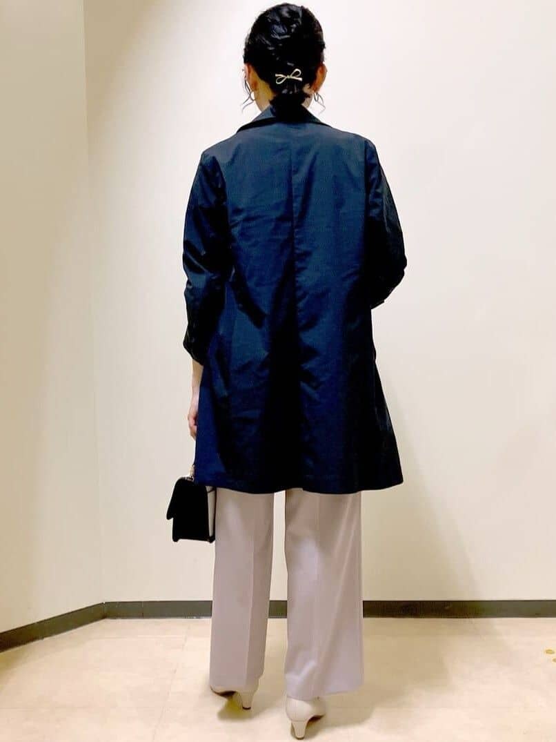ベージュ系のシャツ/ブラウス、ブラウン系のその他パンツ、ブルー系のピーコートを着用したレディースの春コーディネートの9枚目の写真