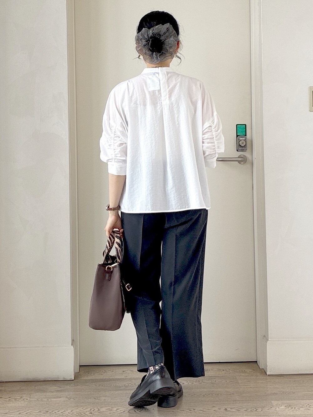 ホワイト系のシャツ/ブラウス、ブルー系のその他パンツ、ブラウン系のトートバッグを着用したレディースの秋コーディネートの3枚目の写真