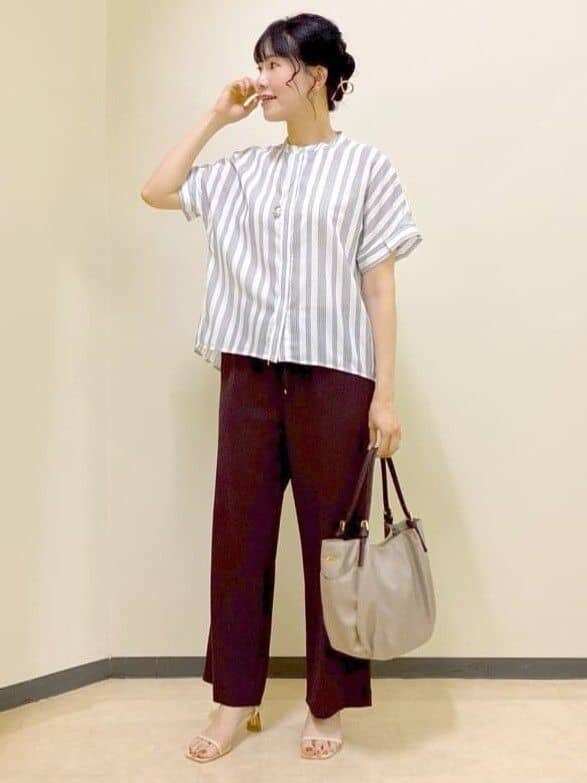 ホワイト系のシャツ/ブラウス、ブラウン系のその他パンツ、ベージュ系のショルダーバッグを着用したレディースの夏コーディネートの6枚目の写真