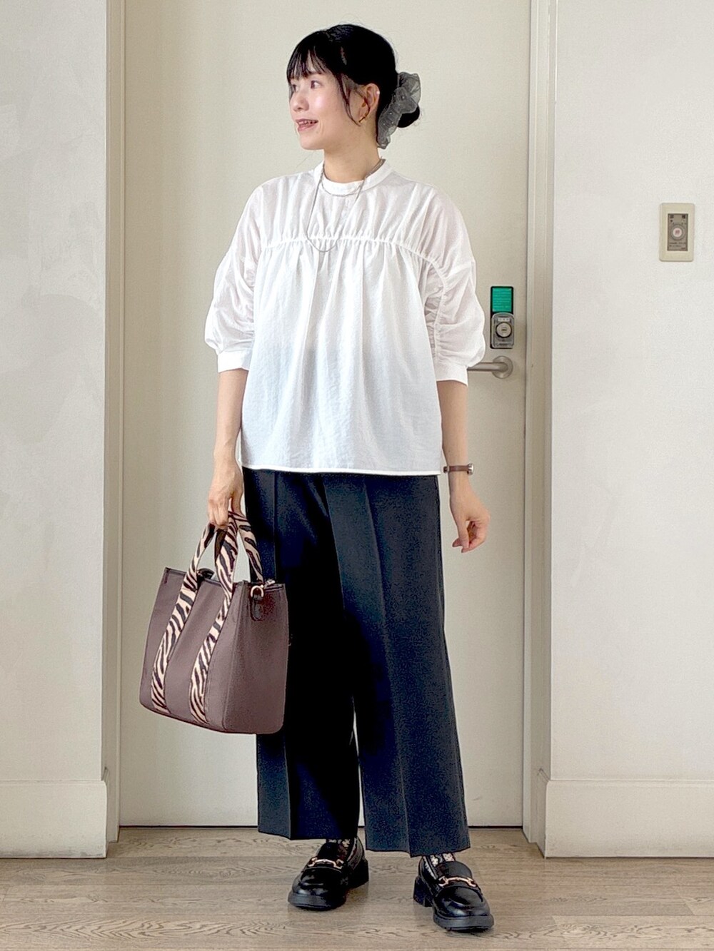 ホワイト系のシャツ/ブラウス、ブルー系のその他パンツ、ブラウン系のトートバッグを着用したレディースの秋コーディネートの8枚目の写真