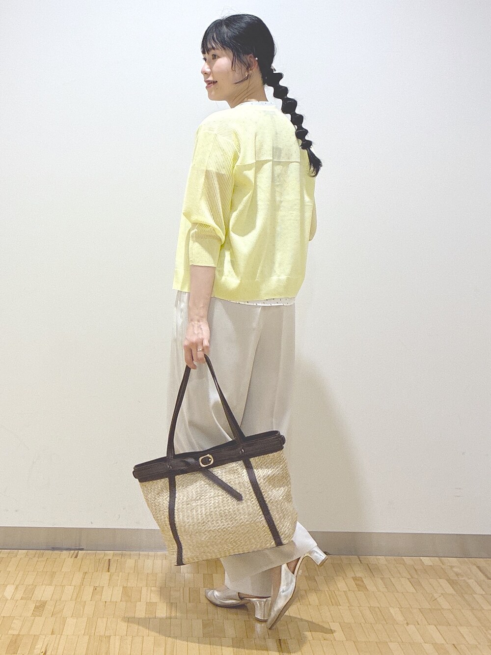 ブルー系のシャツ/ブラウス、ベージュ系のその他パンツ、イエロー系のトートバッグを着用したレディースの春コーディネートの4枚目の写真