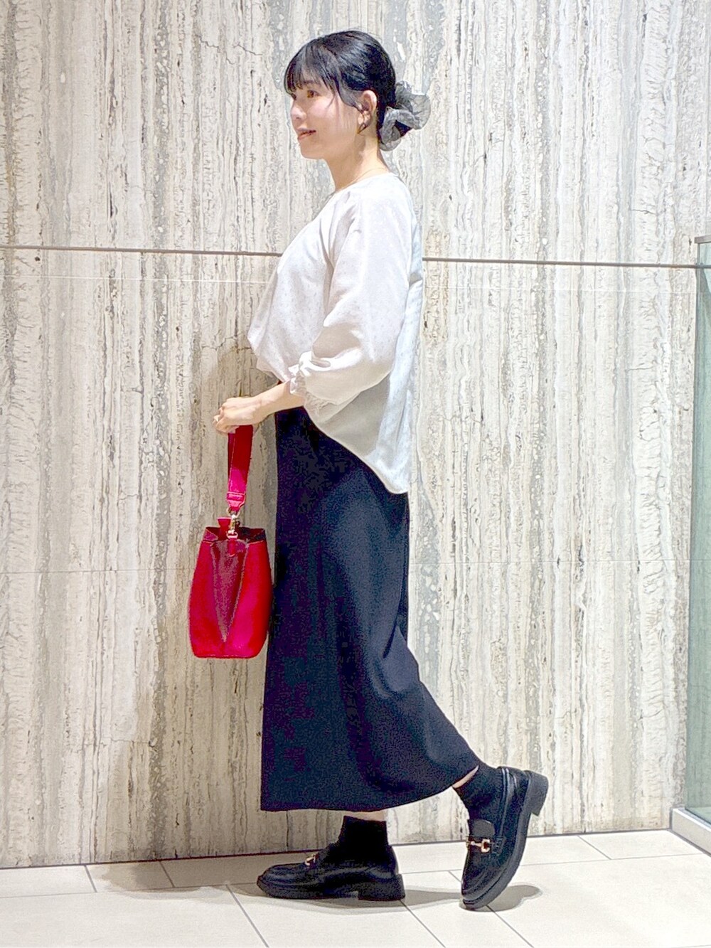 ベージュ系のシャツ/ブラウス、ブルー系のその他パンツ、レッド系のトートバッグを着用したレディースの秋コーディネートの2枚目の写真