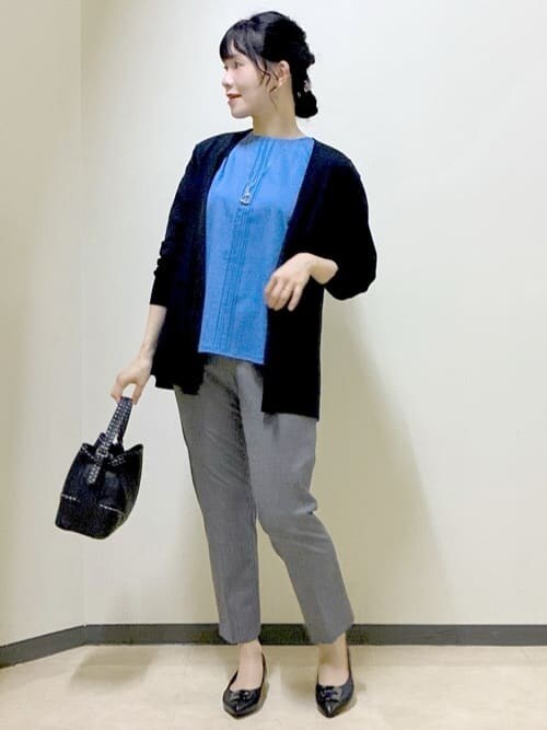ブラック系のカーディガン/ボレロ、ブルー系のTシャツ/カットソー、ブラック系のその他パンツを着用したレディースの秋コーディネートの8枚目の写真