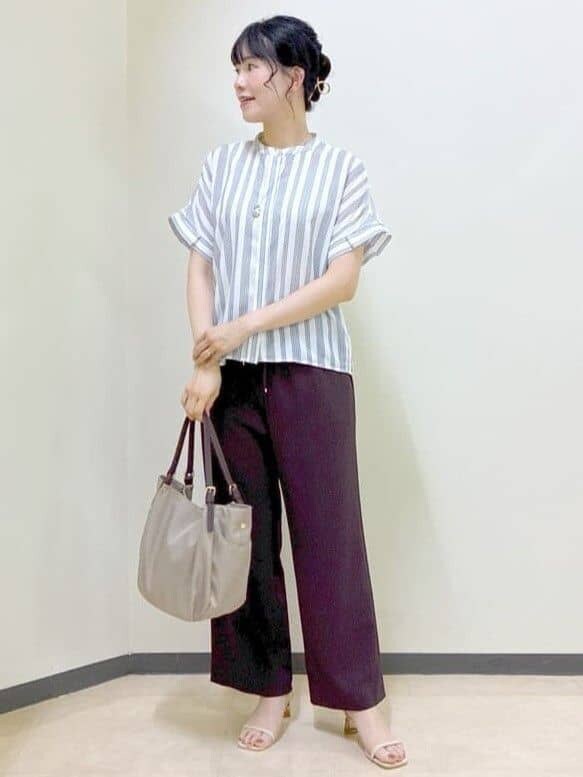 ホワイト系のシャツ/ブラウス、ブラウン系のその他パンツ、ベージュ系のショルダーバッグを着用したレディースの夏コーディネートの7枚目の写真