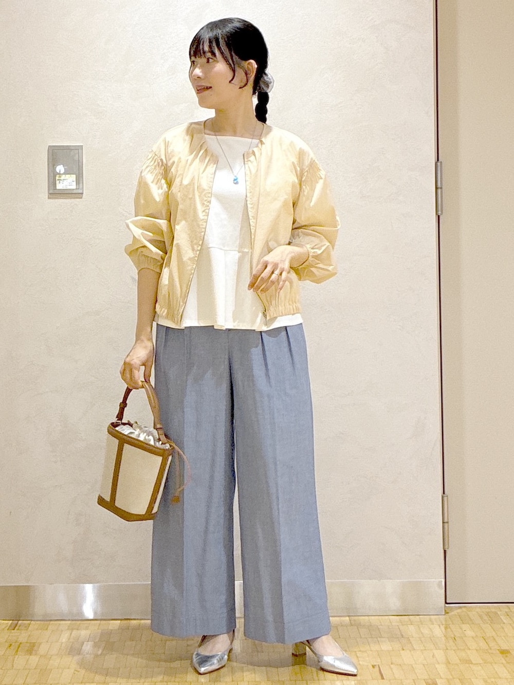 ベージュ系のブルゾン、ホワイト系のTシャツ/カットソー、ブルー系のその他パンツを着用したレディースの夏コーディネートの5枚目の写真