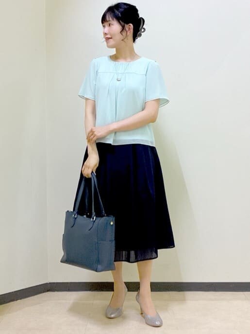 グリーン系のシャツ/ブラウス、ブルー系のノーカラージャケット、ブルー系のスカートを着用したレディースの夏コーディネートの8枚目の写真