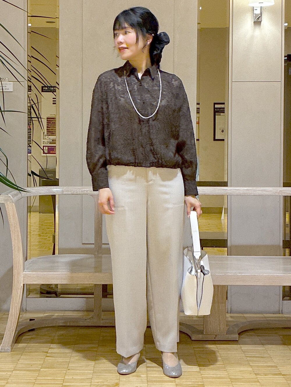 ブラウン系のシャツ/ブラウス、ベージュ系のその他パンツ、ホワイト系のトートバッグを着用したレディースの春コーディネートの6枚目の写真
