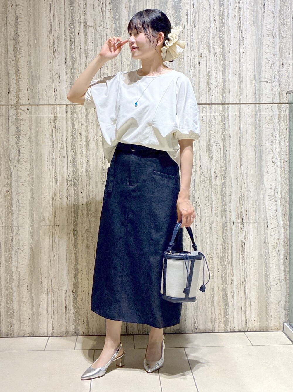 ホワイト系のTシャツ/カットソー、イエロー系のカーディガン/ボレロ、ブルー系のスカートを着用したレディースの夏コーディネートの5枚目の写真
