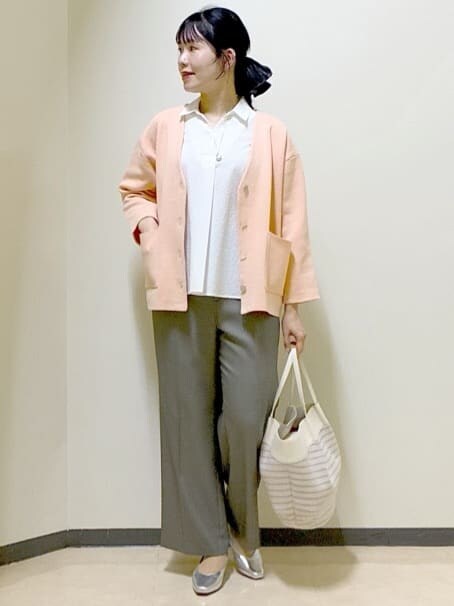 オレンジ系のカーディガン/ボレロ、ホワイト系のシャツ/ブラウス、ベージュ系のその他パンツを着用したレディースの春コーディネートの7枚目の写真