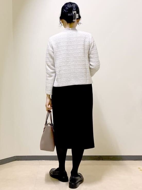 グレー系のカーディガン/ボレロ、ホワイト系のシャツ/ブラウス、ブラック系のスカートを着用したレディースの冬コーディネートの3枚目の写真