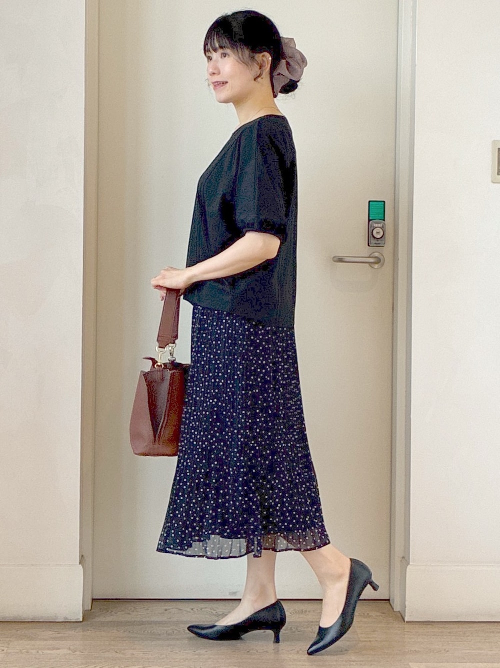 ブラック系のTシャツ/カットソー、ブルー系のシャツ/ブラウス、ブルー系のスカートを着用したレディースの秋コーディネートの2枚目の写真