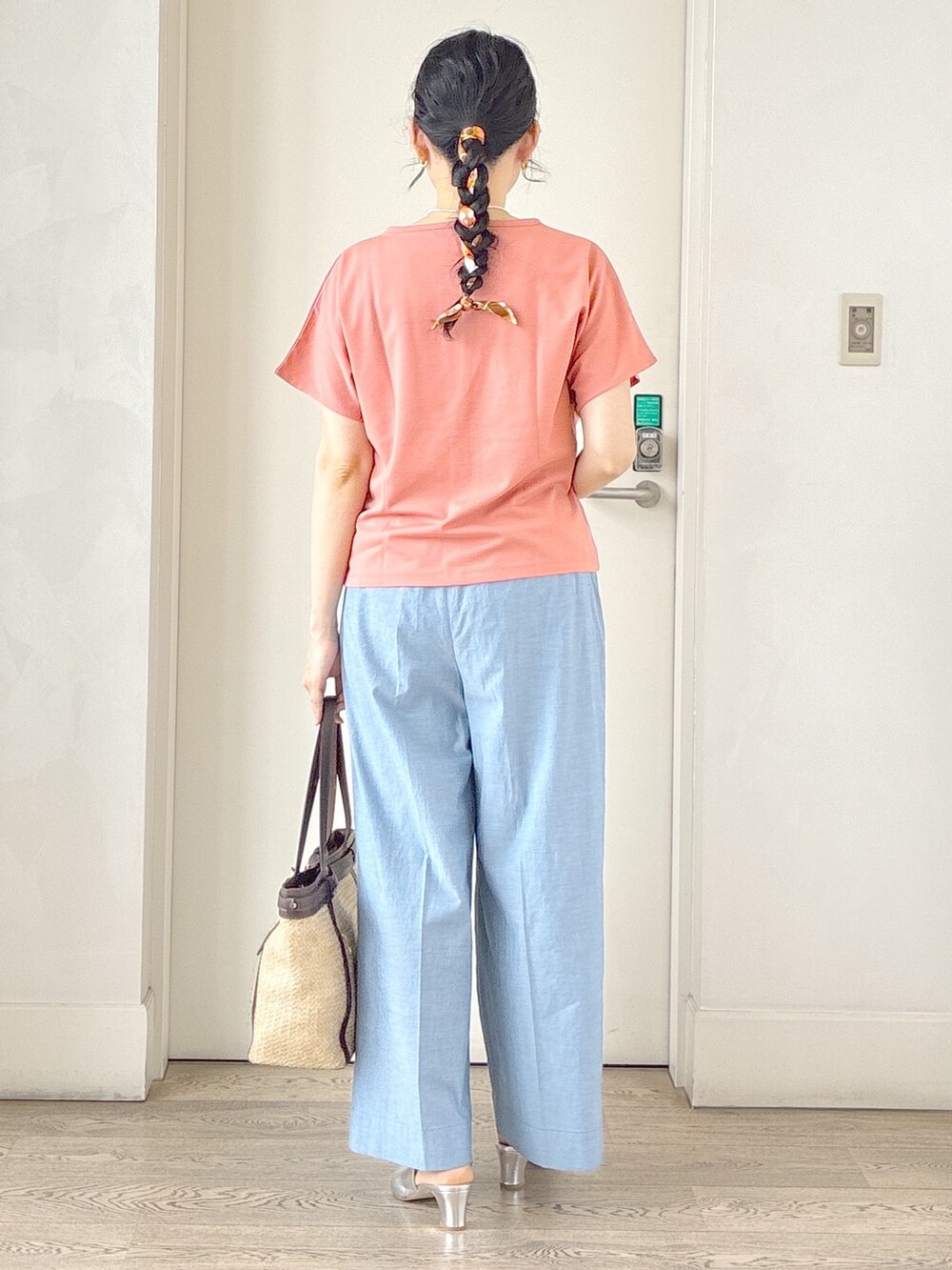 ブルー系のその他パンツ、ピンク系のTシャツ/カットソー、イエロー系のトートバッグを着用したレディースの春コーディネートの3枚目の写真