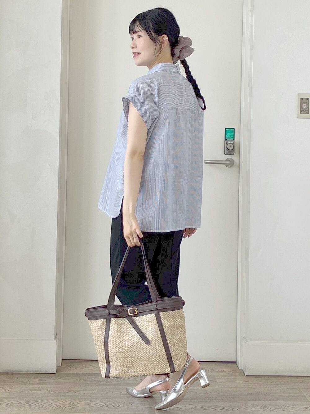 ブルー系のシャツ/ブラウス、ブラック系のその他パンツ、イエロー系のトートバッグを着用したレディースの夏コーディネートの4枚目の写真