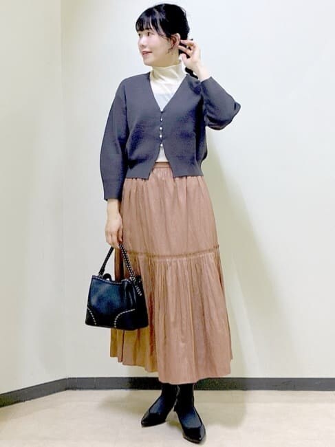 グレー系のカーディガン/ボレロ、ブラック系のタンクトップ、ホワイト系のTシャツ/カットソーを着用したレディースの冬コーディネートの6枚目の写真