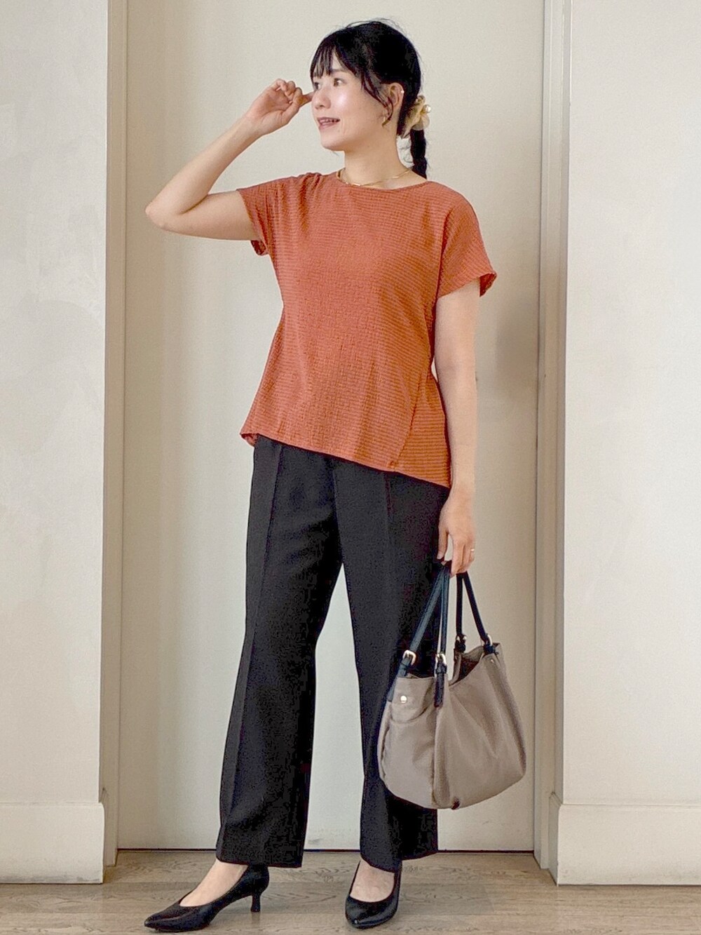 ホワイト系のシャツ/ブラウス、オレンジ系のTシャツ/カットソー、ブラウン系のその他パンツを着用したレディースの秋コーディネートの5枚目の写真