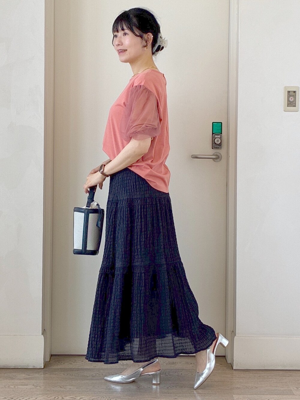 ピンク系のTシャツ/カットソー、ブルー系のスカート、ブルー系のショルダーバッグを着用したレディースの夏コーディネートの2枚目の写真