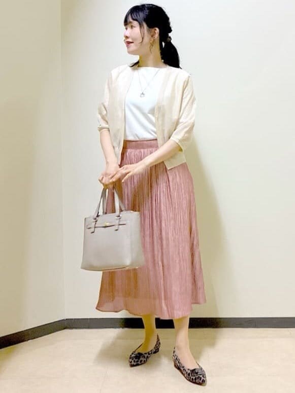 ベージュ系のカーディガン/ボレロ、ホワイト系のTシャツ/カットソー、ピンク系のスカートを着用したレディースの秋コーディネートの5枚目の写真