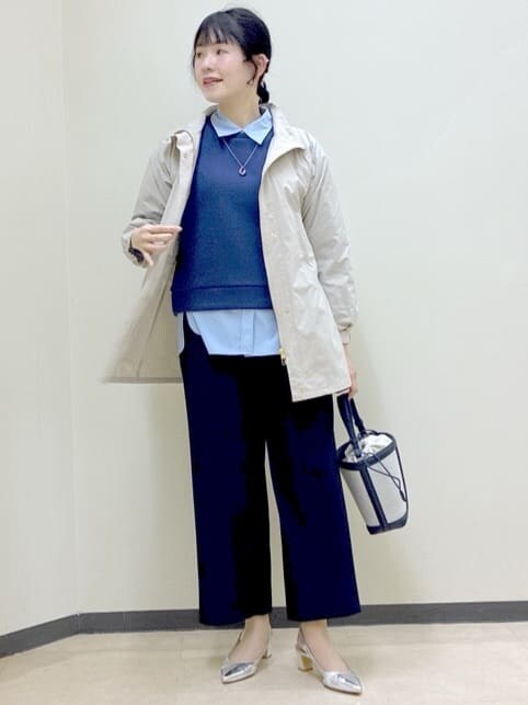 ベージュ系のその他アウター、ブルー系のTシャツ/カットソー、ブルー系のシャツ/ブラウスを着用したレディースの春コーディネートの7枚目の写真