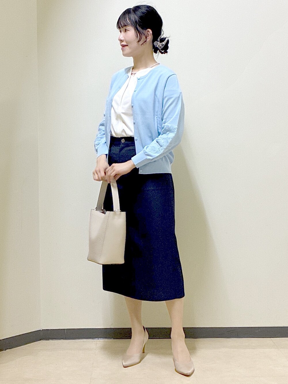 ブルー系のカーディガン/ボレロ、ホワイト系のTシャツ/カットソー、ブルー系のスカートを着用したレディースの春コーディネートの7枚目の写真