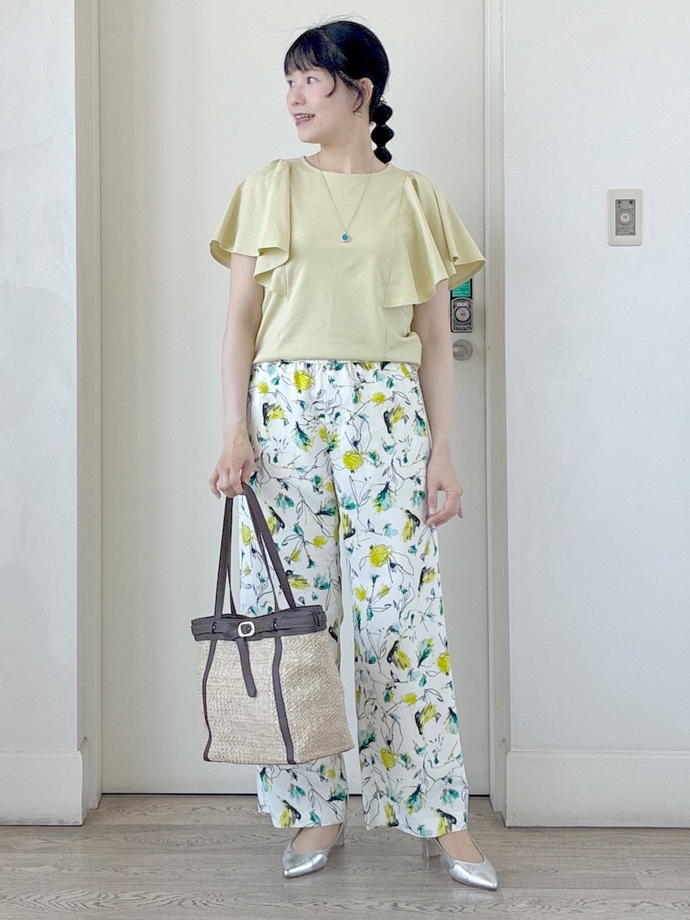イエロー系のTシャツ/カットソー、ベージュ系のその他パンツ、イエロー系のトートバッグを着用したレディースの夏コーディネートの5枚目の写真