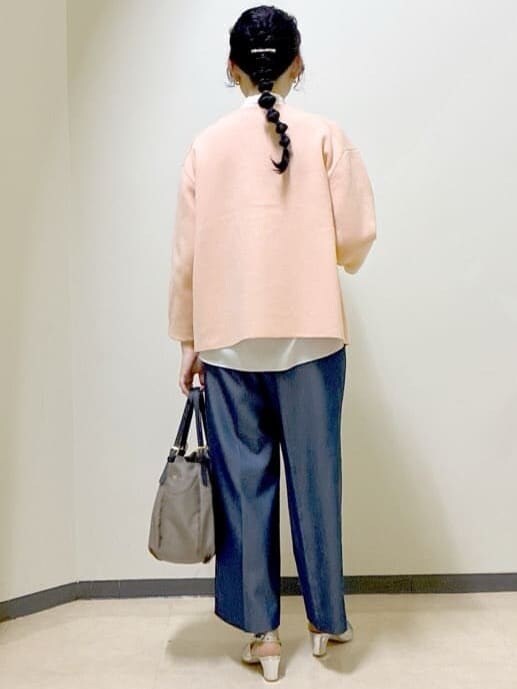 オレンジ系のカーディガン/ボレロ、ホワイト系のシャツ/ブラウス、ブルー系のその他パンツを着用したレディースの冬コーディネートの3枚目の写真