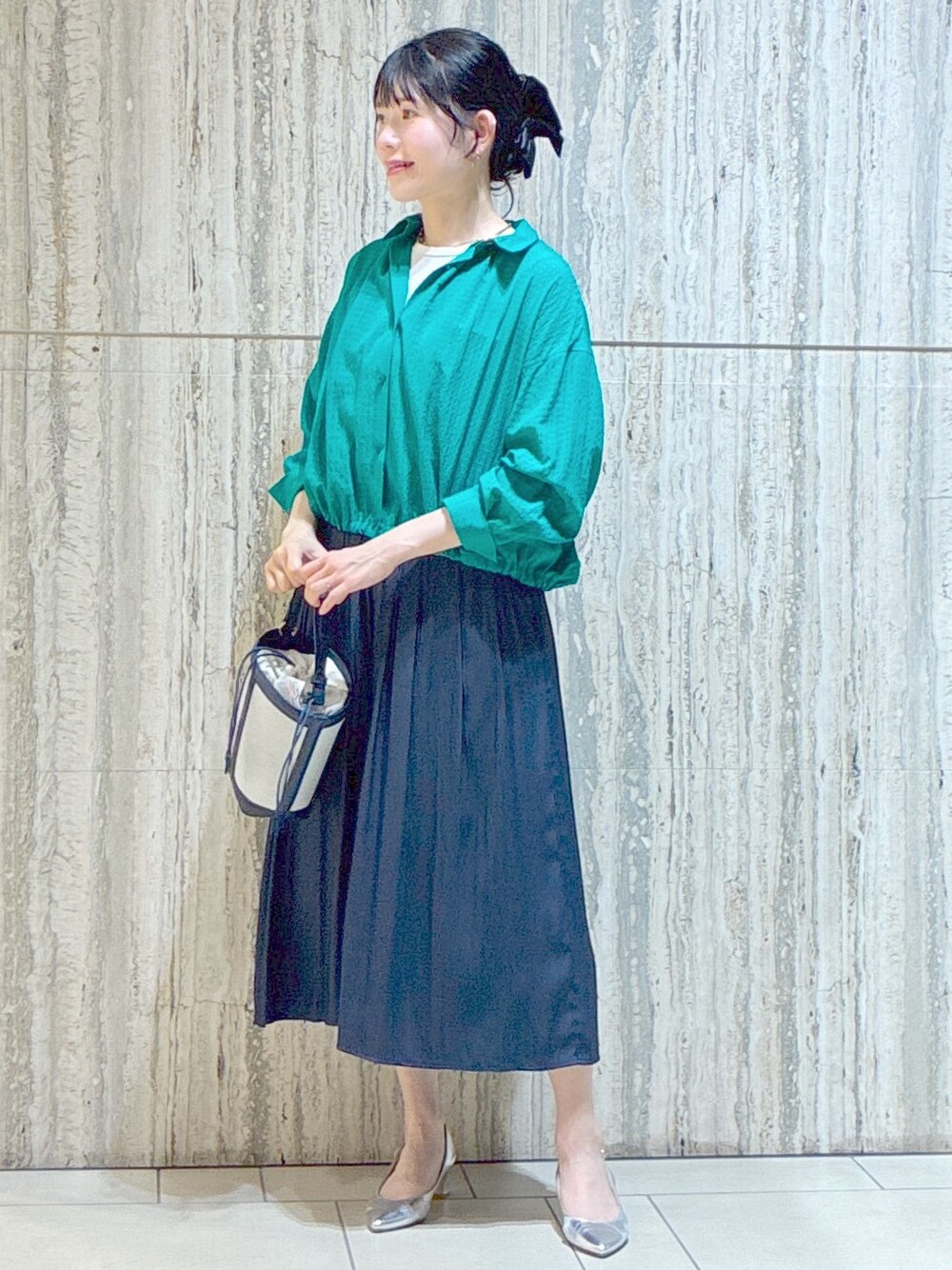 グリーン系のシャツ/ブラウス、ホワイト系のTシャツ/カットソー、ブルー系のその他パンツを着用したレディースの夏コーディネートの6枚目の写真