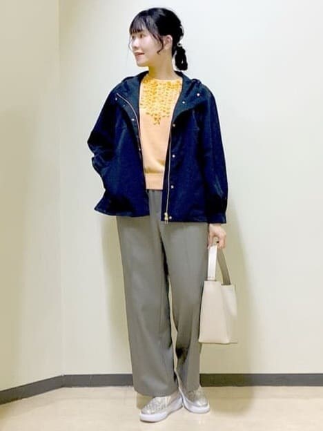 ブルー系のブルゾン、オレンジ系のニット/セーター、ベージュ系のその他パンツを着用したレディースの春コーディネートの6枚目の写真