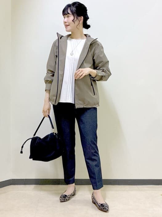ベージュ系のTシャツ/カットソー、グリーン系のブルゾン、ブルー系のその他パンツを着用したレディースの秋コーディネートの8枚目の写真