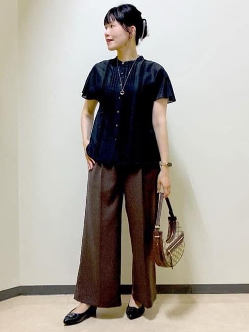 ブラック系のシャツ/ブラウス、ブルー系のシャツ/ブラウス、ブラック系のタンクトップを着用したレディースの秋コーディネートの8枚目の写真