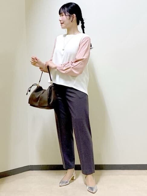 ホワイト系のTシャツ/カットソー、ブラウン系のその他パンツ、ブラウン系のショルダーバッグを着用したレディースの冬コーディネートの7枚目の写真
