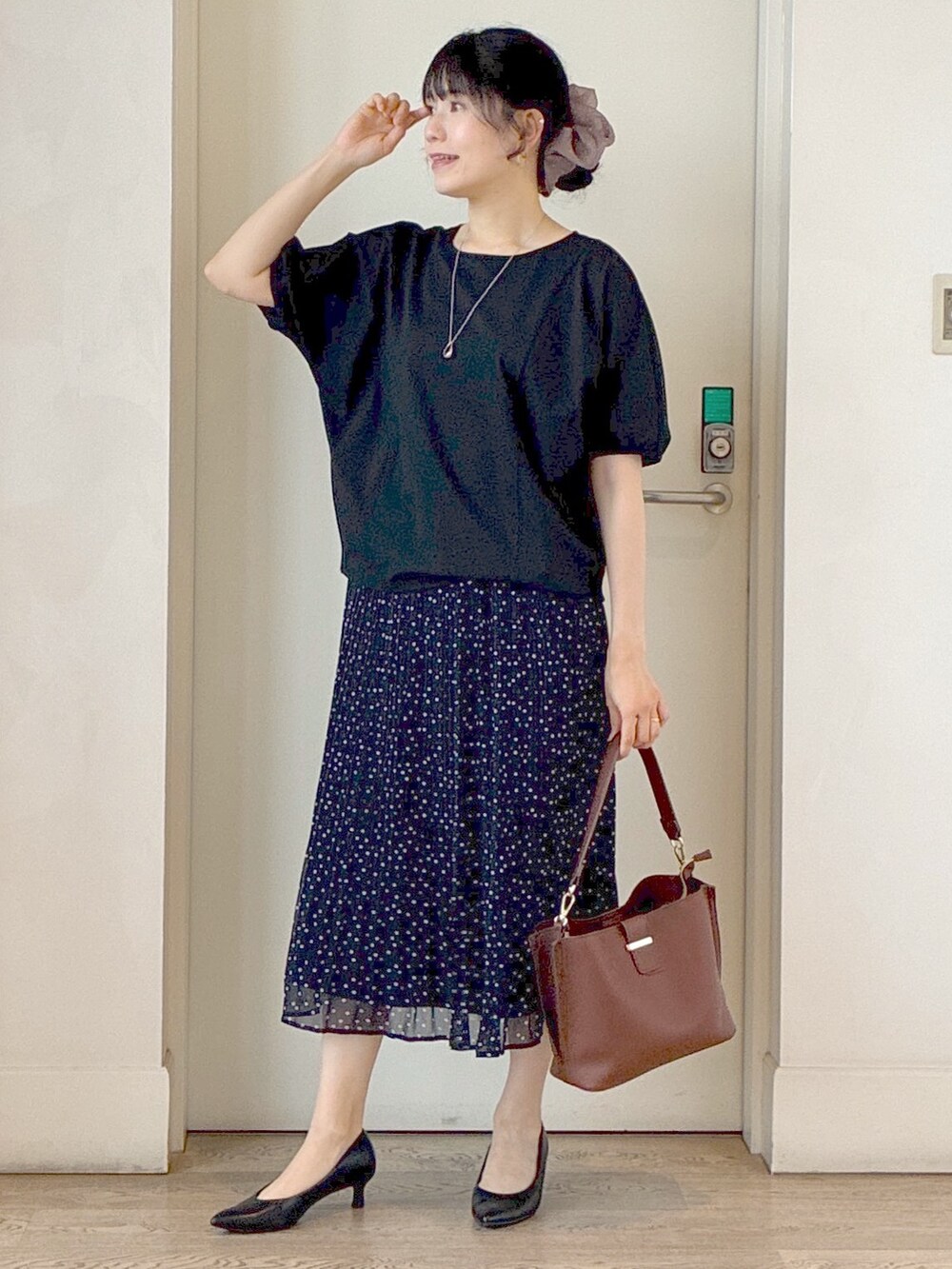 ブラック系のTシャツ/カットソー、ブルー系のシャツ/ブラウス、ブルー系のスカートを着用したレディースの秋コーディネートの8枚目の写真