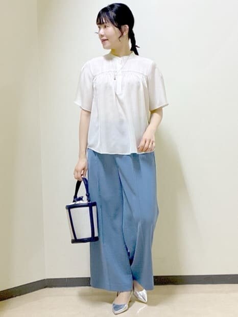 ベージュ系のシャツ/ブラウス、ベージュ系のノーカラージャケット、ブルー系のその他パンツを着用したレディースの春コーディネートの9枚目の写真