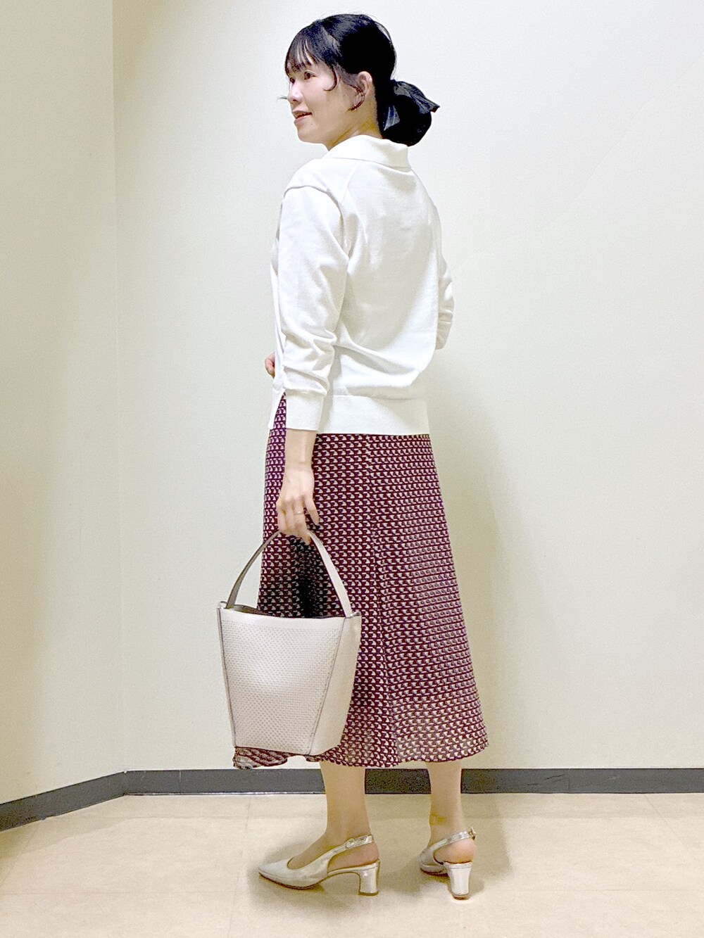 ホワイト系のニット/セーター、レッド系のスカート、ブルー系のブルゾンを着用したレディースの春コーディネートの4枚目の写真