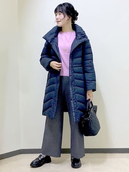 ブルー系のダウンジャケット/コート、ピンク系のニット/セーター、ブルー系のその他パンツを着用したレディースの秋コーディネートの6枚目の写真